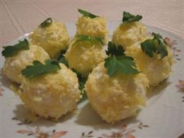 Творожные шарики с сыром и чесноком