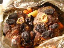 Баранина с картофелем и черносливом, тушеная в горшочке