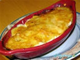 Картофельная запеканка со швейцарским сыром, ветчиной и сливками.